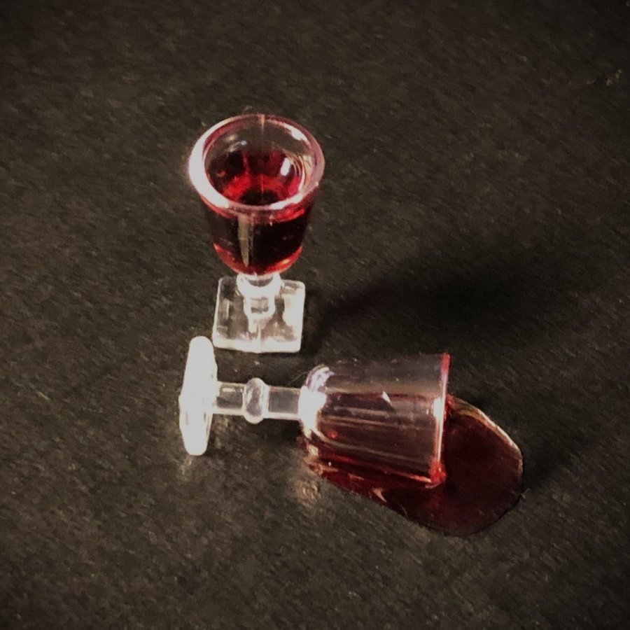 Miniatyr 2 x glas rött vin varav ett utspillt dockskåp dockhus 1:12 el 1:6