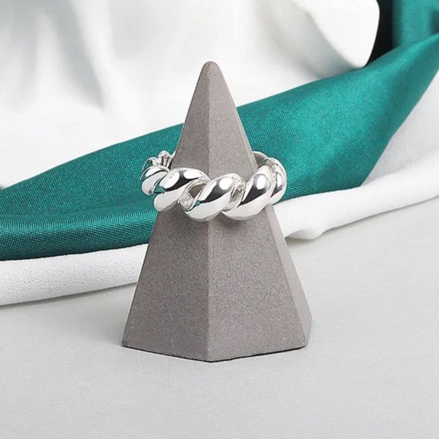 Helt ny!! Justerbar ring i rostfritt stål i silver färg jättefin