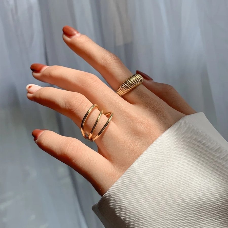 Helt ny!! Justerbar ring i rostfritt stål i guld färg jättefin