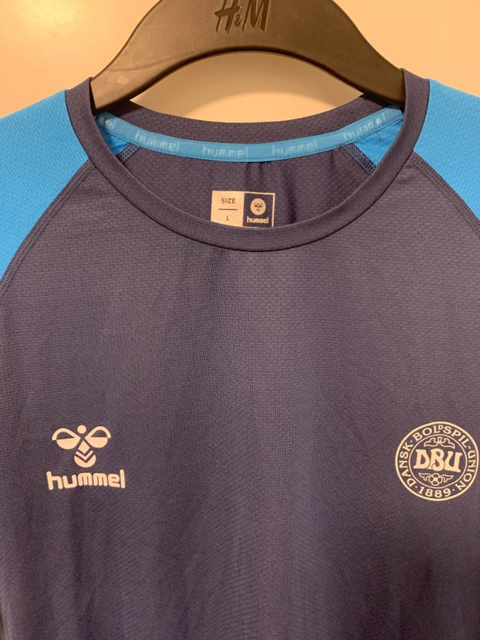 Danmark DBU Hummel blå t-shirt storlek L Fotbollströja