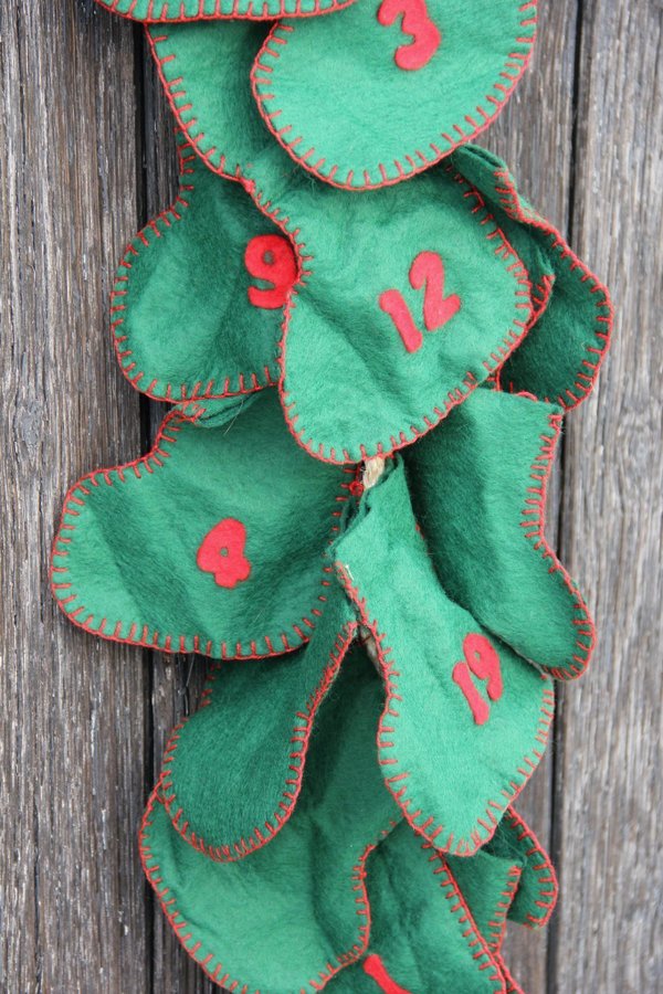 Julkalender julstrumpa kalender grön röd julpynt julsaker adventskalender