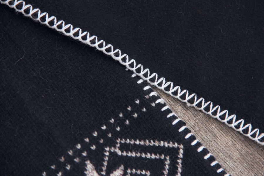 Ullhalsduk svart mönstrad halsduk ull med stjärna fleece mönstrad broderad