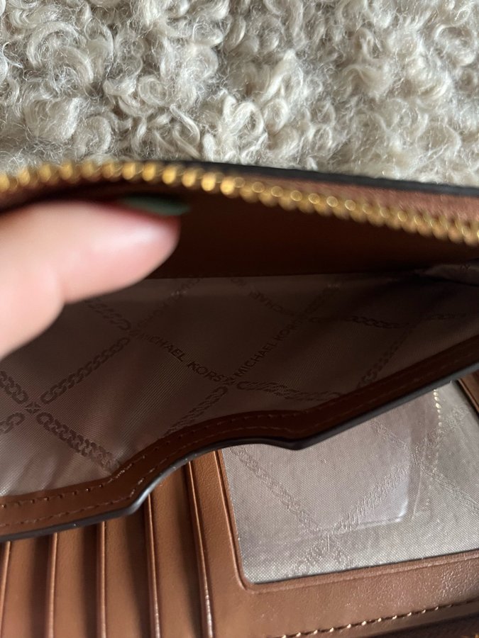 Michael Kors Jet Set Flat Case plånbok brun med mässingdetaljer