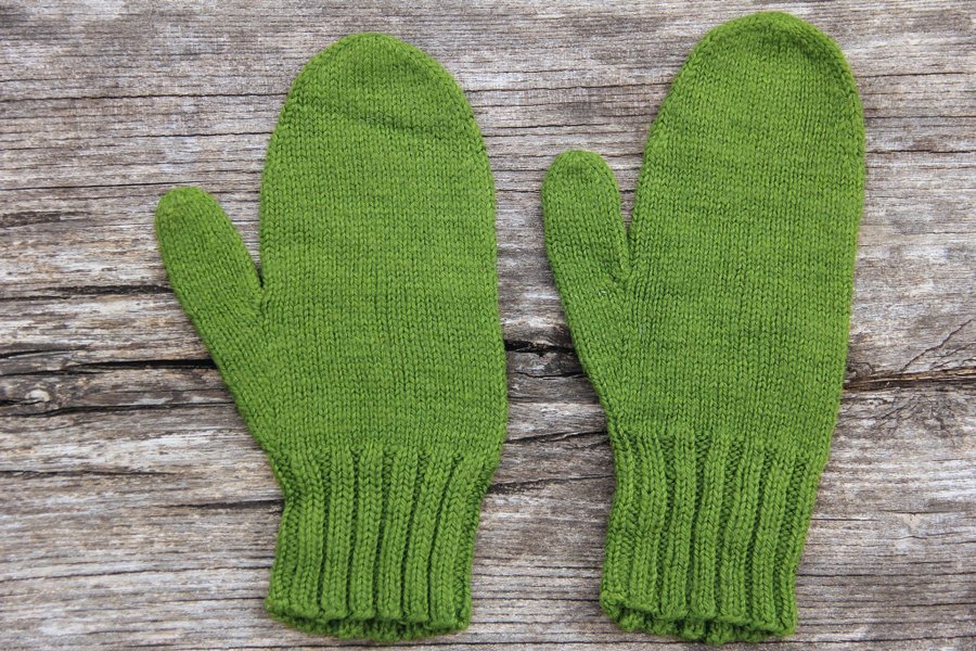 Handstickade gröna tumvantar handgjorda vantar handgjort hemslöjd retro