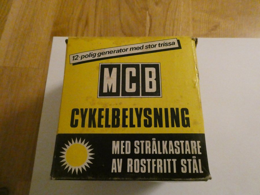 MCB CYKELBELYSNING MED 12 POLIG GENERATOR OCH STRÅLKASTARE I ROSTFRITT STÅL