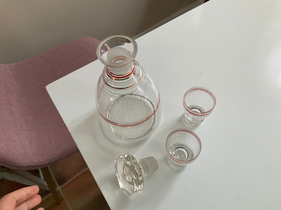 Äldre Karaff Glasflaska Med två glas Retro