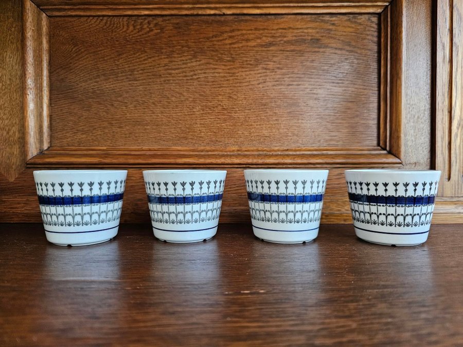 Fyra kaffekoppar med fat Smide av Berit Ternell för Gefle porslinsfabrik