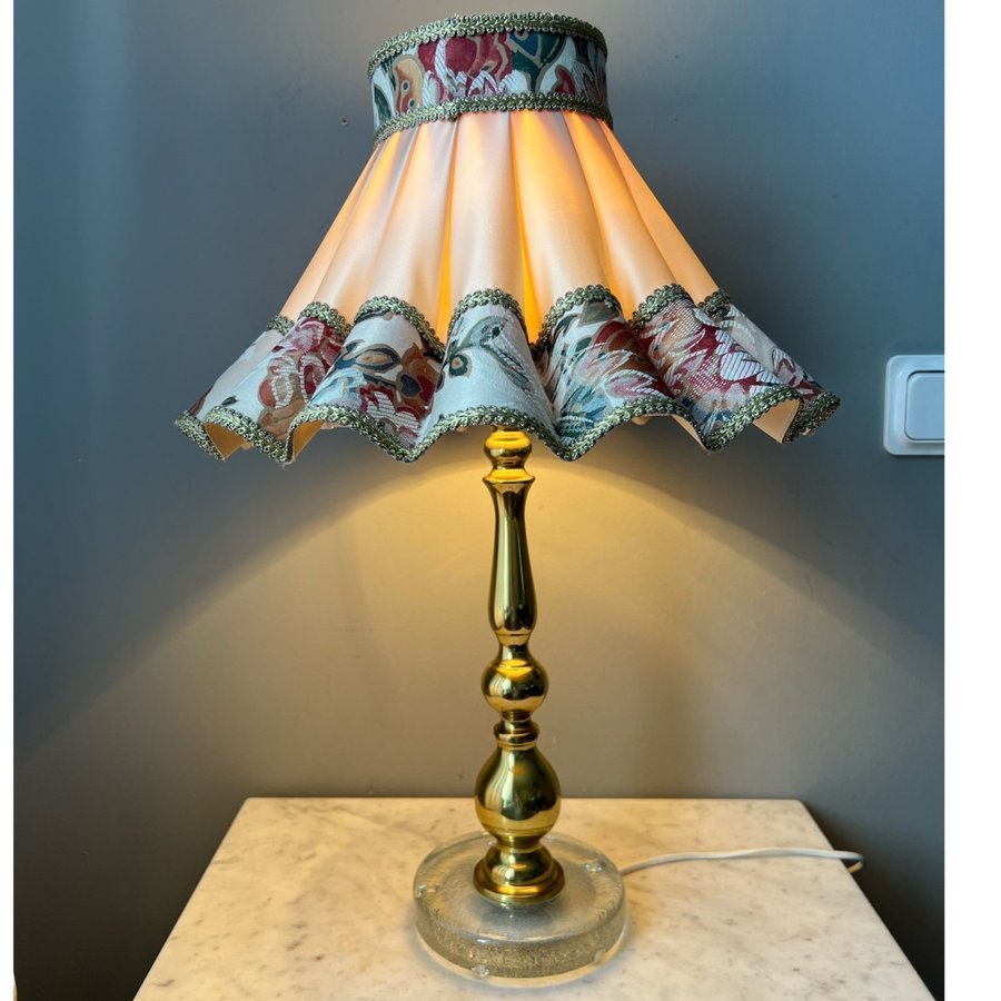 Stor gammal lampa vintage lampskärm lampfot i mässing + glas Retro bordslampa