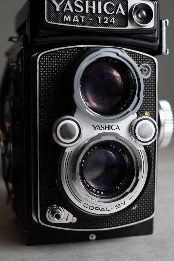 Yashica Mat-124 med Yashinon 80mm f/35 med tillbehör mellanformat 6x6 TLR