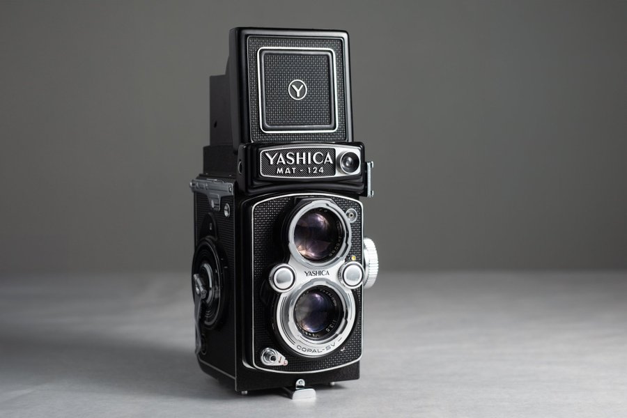 Yashica Mat-124 med Yashinon 80mm f/35 med tillbehör mellanformat 6x6 TLR