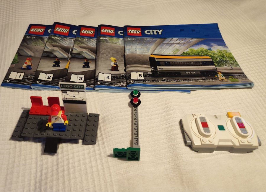 Lego City 60197 Passagerartåg med fjärrkontroll och extra räls