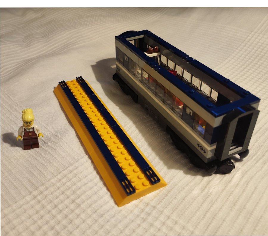 Lego City 60197 Passagerartåg med fjärrkontroll och extra räls