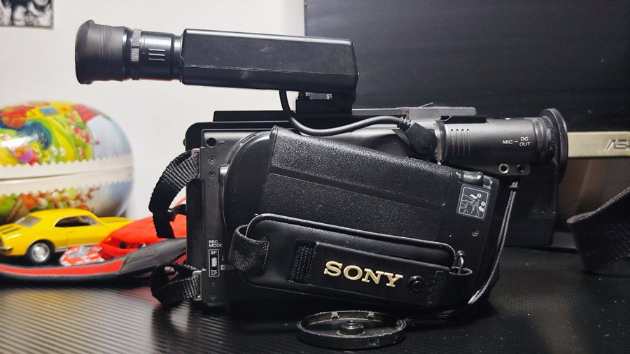 Sony CCD-V90E med tillbehör