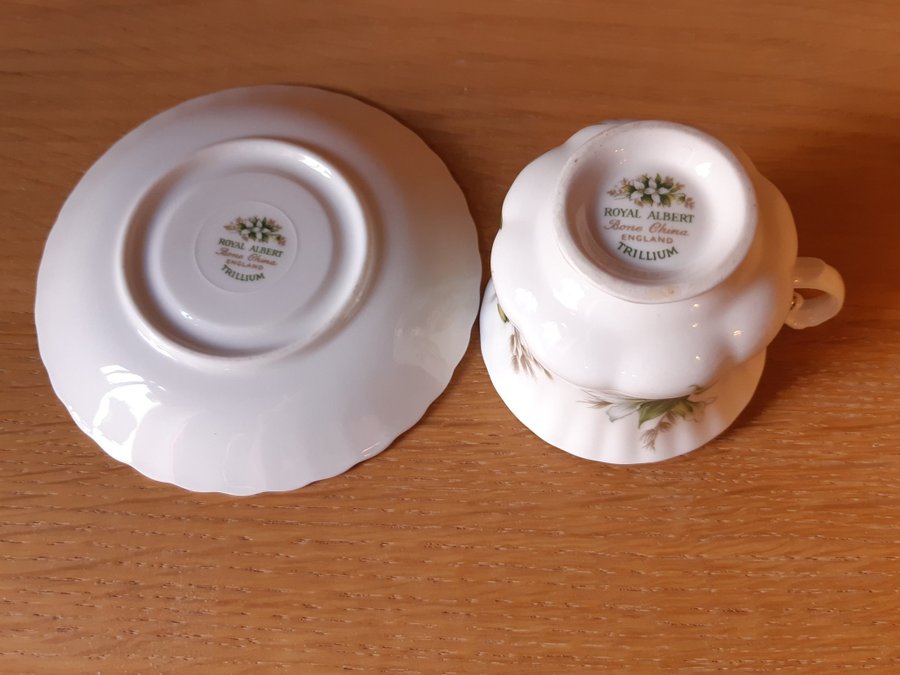 Royal Albert Trillium kaffekopp med fat Bone China England