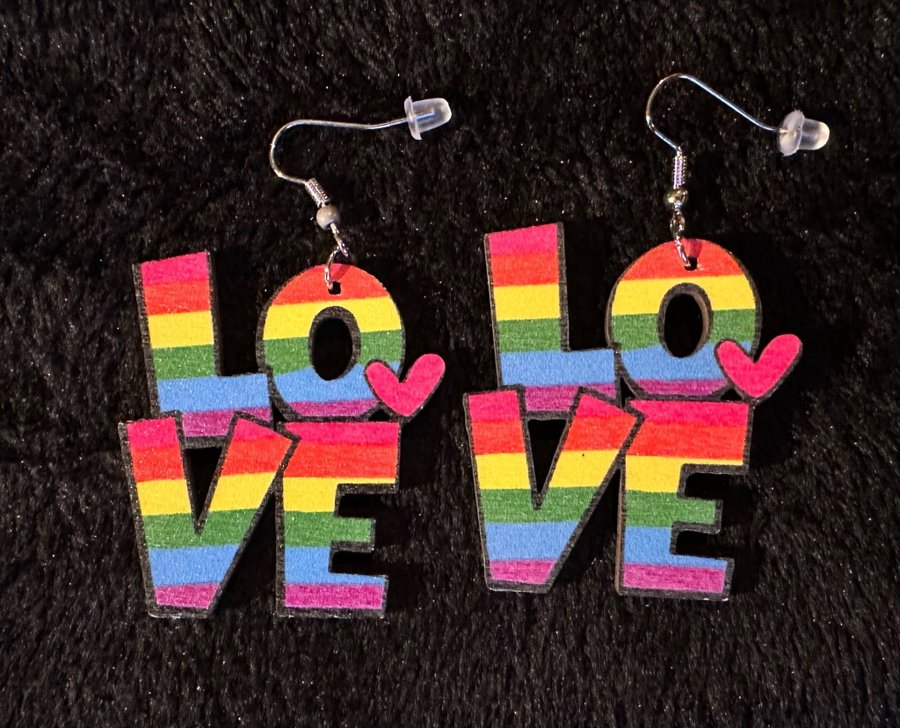 Nya regnbågsfärgade örhängen m texten Love HBTQI HBTQ Regnbåge Pride