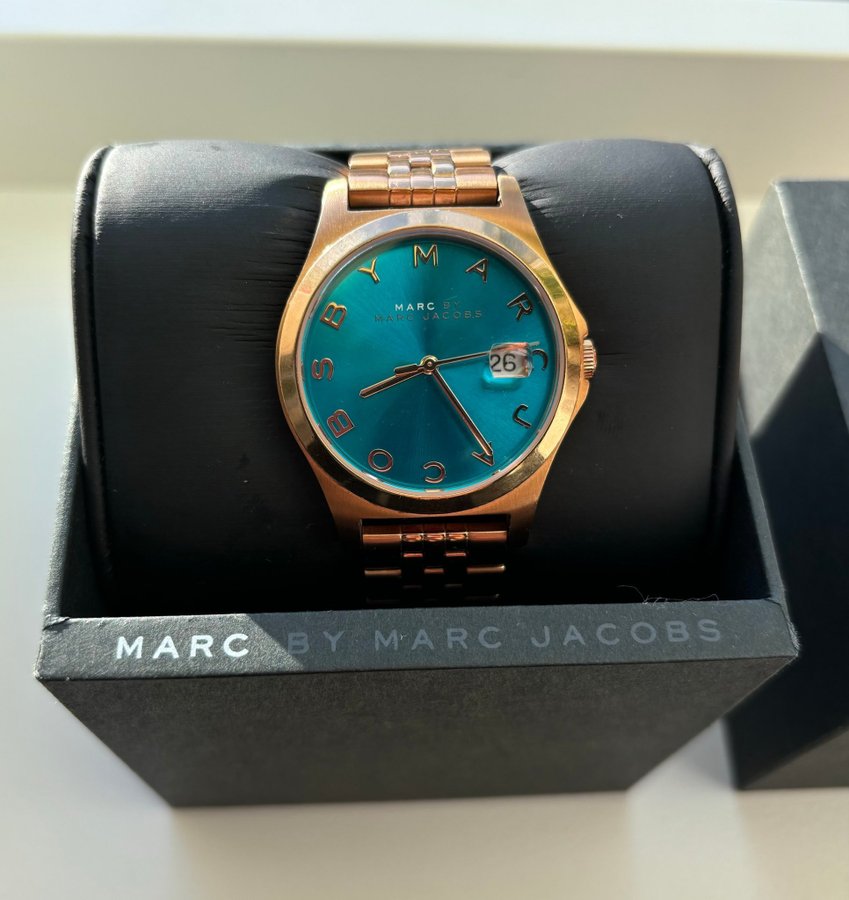 Marc by Marc Jacobs Klocka MBM3318 med blå/turkos urtavla