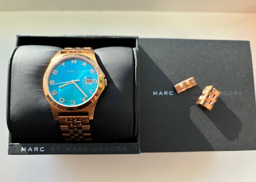 Marc by Marc Jacobs Klocka MBM3318 med blå/turkos urtavla