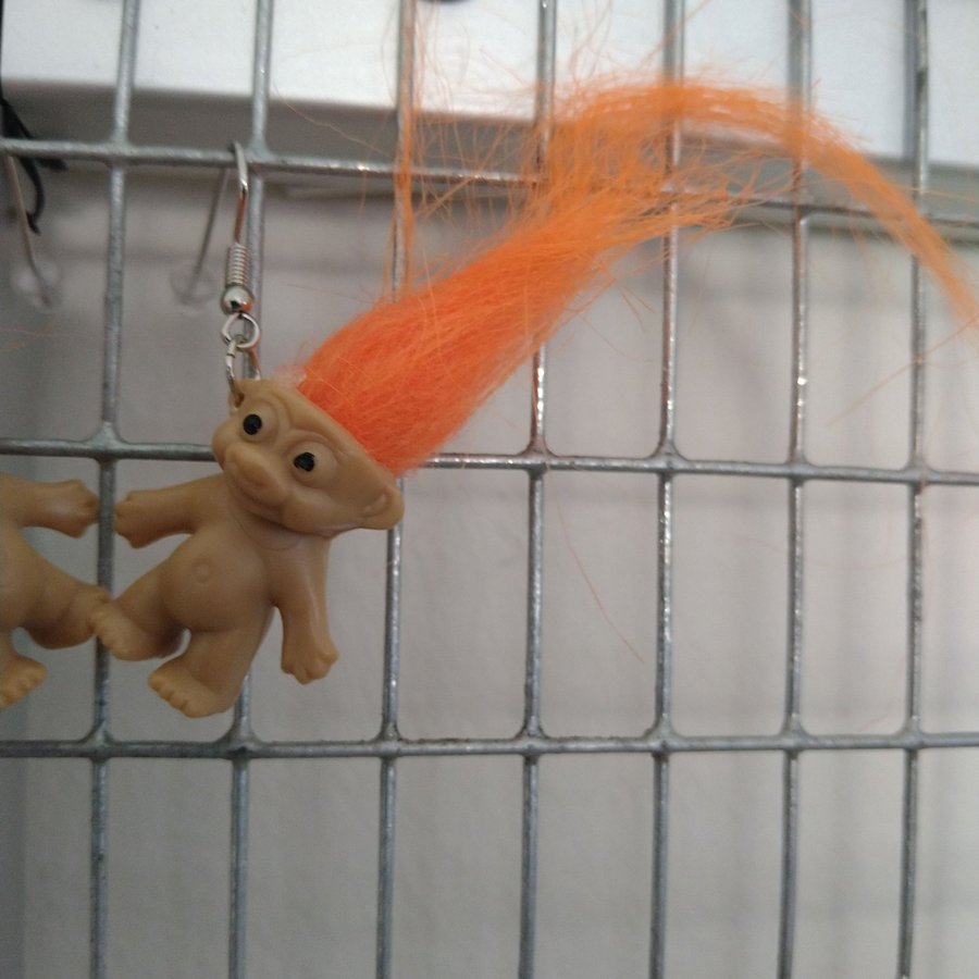 Örhängen lyckotroll orange hår Samlarobjekt penntroll i form av örhängen