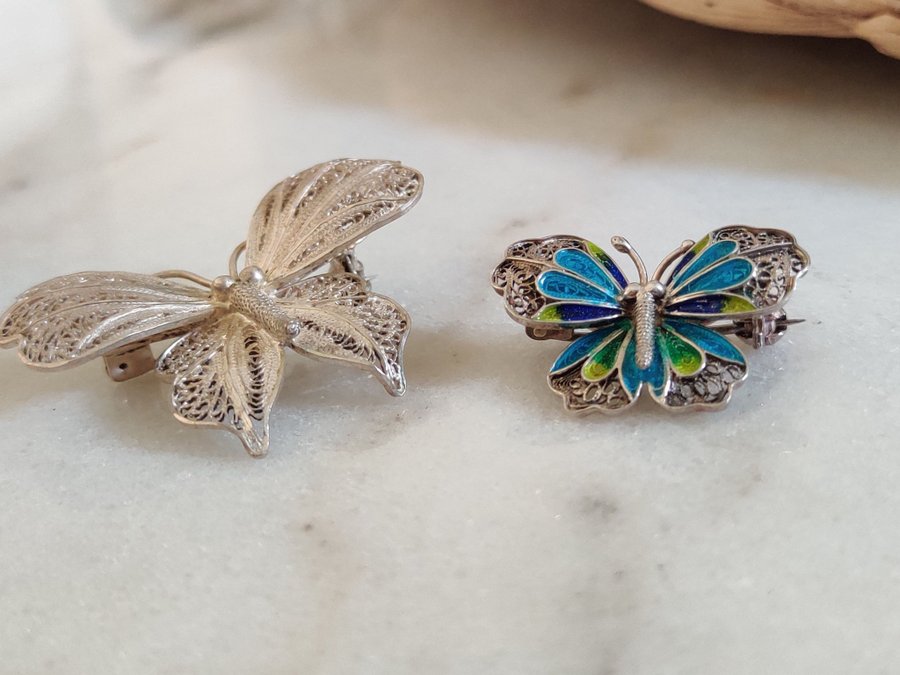 2 vintage silver fjärilar 1 emalj filigree filigran vingar spröt blå grön 925 83