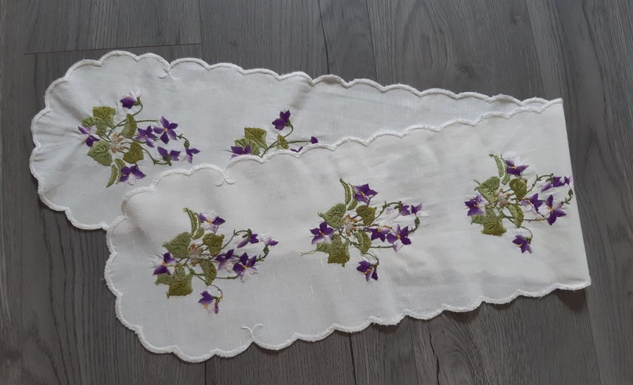 Vacker handbroderad löpare med violer ca 110×20 cm