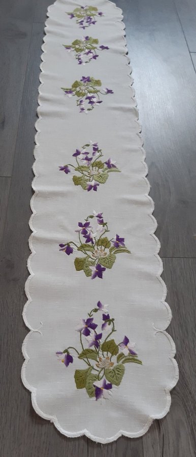 Vacker handbroderad löpare med violer ca 110×20 cm