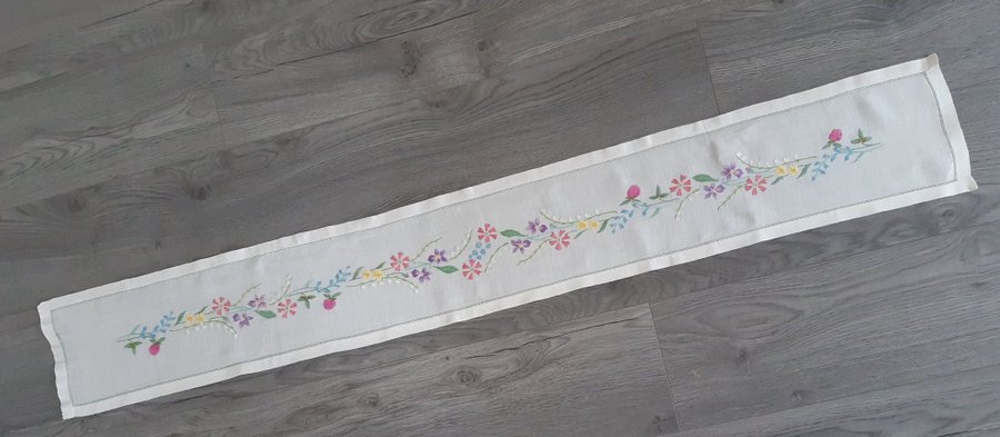 Lång handbroderad löpare med sommarblommor i härliga färger ca 141×19 cm