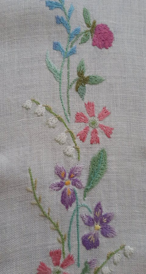 Lång handbroderad löpare med sommarblommor i härliga färger ca 141×19 cm