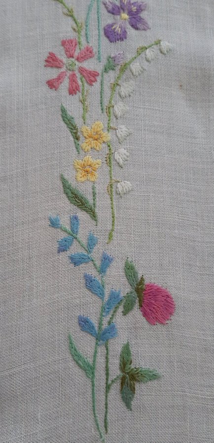 Lång handbroderad löpare med sommarblommor i härliga färger ca 141×19 cm