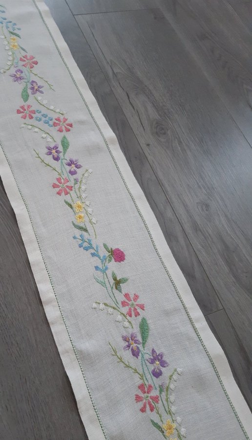 Lång handbroderad löpare med sommarblommor i härliga färger ca 141×19 cm