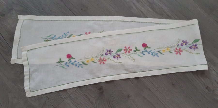 Lång handbroderad löpare med sommarblommor i härliga färger ca 141×19 cm