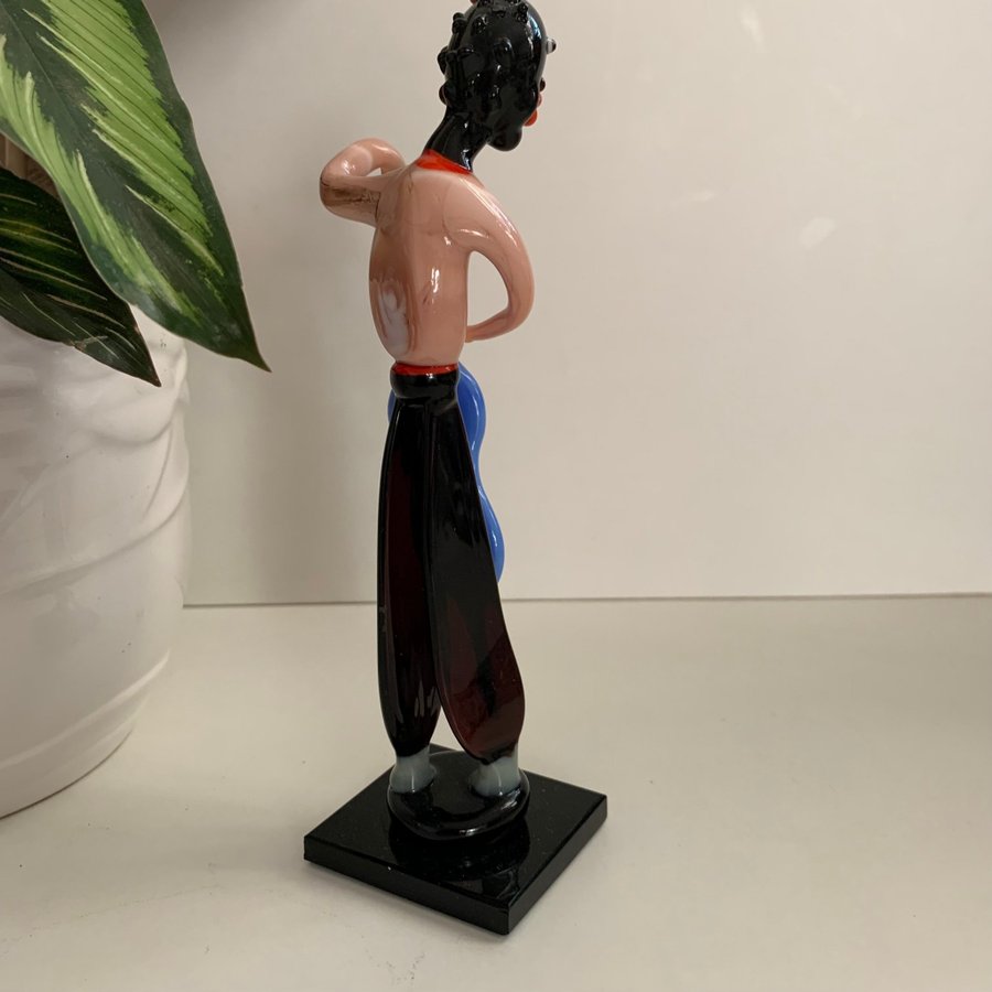 FIGUR AV KONSTGLAS / AFRIKANSK POJKE MED INSTRUMENT / Troligen MURANO