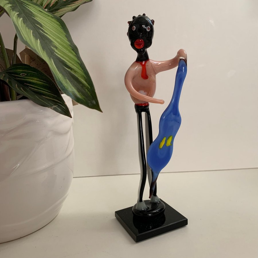 FIGUR AV KONSTGLAS / AFRIKANSK POJKE MED INSTRUMENT / Troligen MURANO