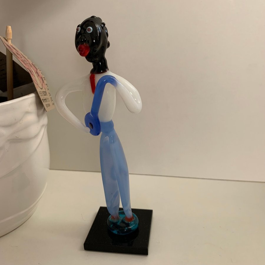 FIGUR AV KONSTGLAS / AFRIKANSK POJKE MED INSTRUMENT / Troligen MURANO