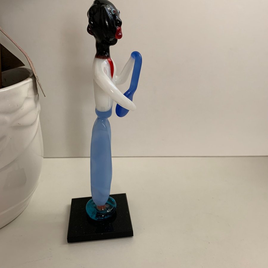 FIGUR AV KONSTGLAS / AFRIKANSK POJKE MED INSTRUMENT / Troligen MURANO