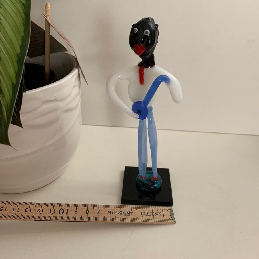 FIGUR AV KONSTGLAS / AFRIKANSK POJKE MED INSTRUMENT / Troligen MURANO