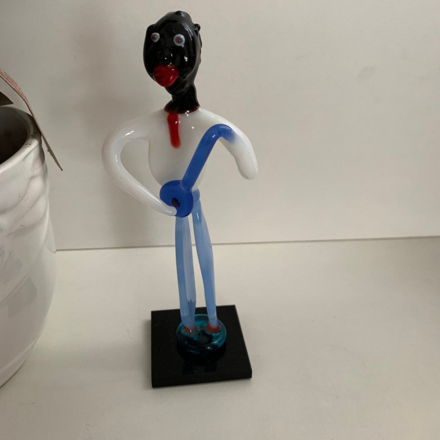 FIGUR AV KONSTGLAS / AFRIKANSK POJKE MED INSTRUMENT / Troligen MURANO