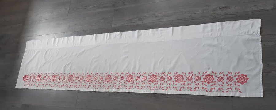 Äldre handbroderad söt gardinkappa Delsbosöm?ca 232×55 cm