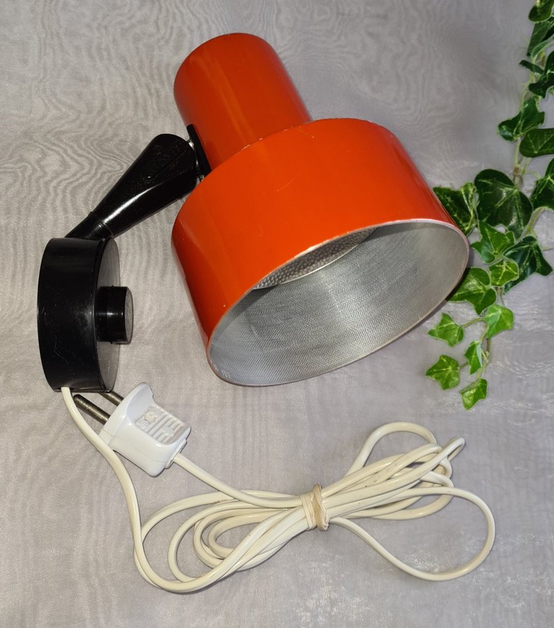 ELIDUS Vägglampa med Orange Plåtskärm + Väggfäste av Svart Plast VINTAGE 70-tal