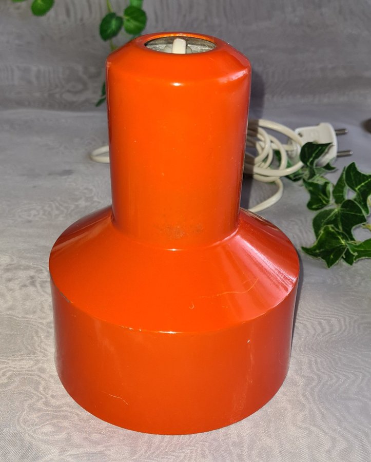 ELIDUS Vägglampa med Orange Plåtskärm + Väggfäste av Svart Plast VINTAGE 70-tal