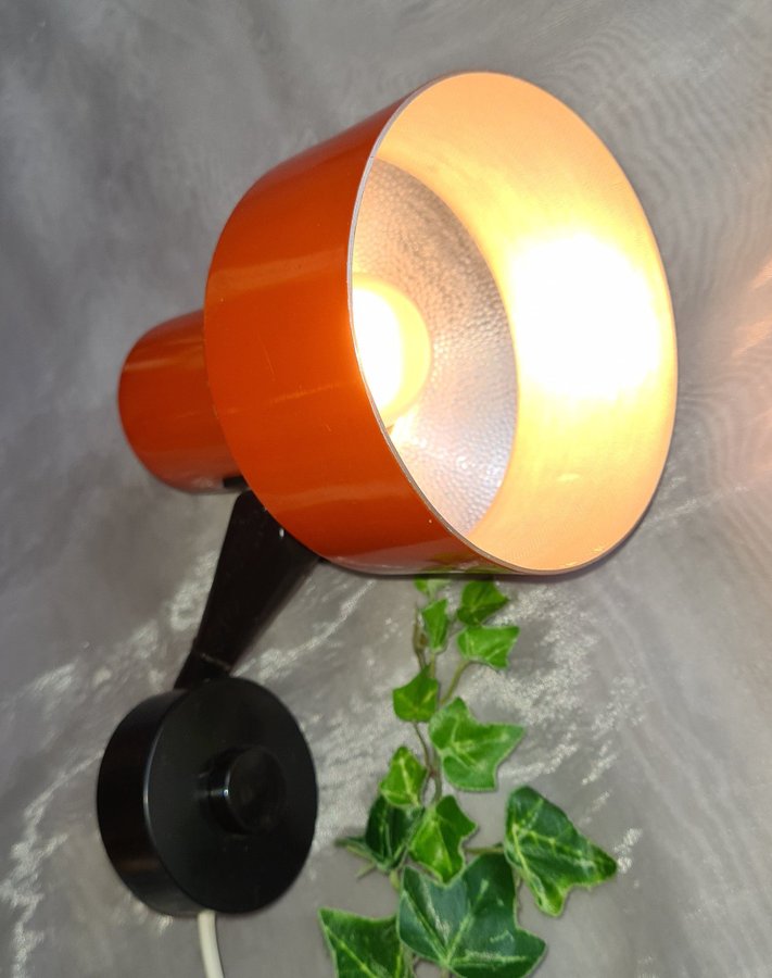 ELIDUS Vägglampa med Orange Plåtskärm + Väggfäste av Svart Plast VINTAGE 70-tal