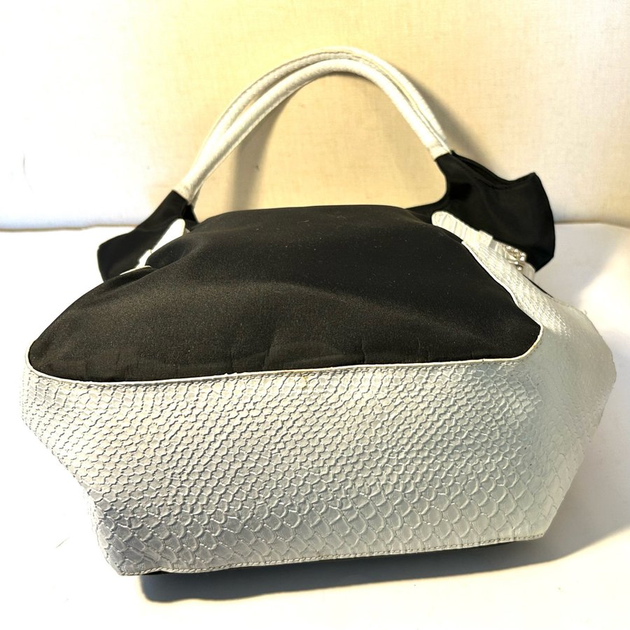 Fin praktisk svart/ vit STOR väska handväska m kraftig handtag  detaljer