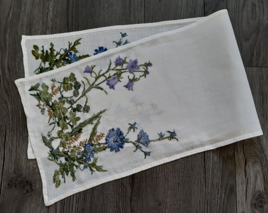 Vacker handbroderad löpare Clara Waever Blåklint ca 98×28 cm Hel  fläckfri