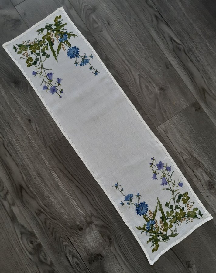 Vacker handbroderad löpare Clara Waever Blåklint ca 98×28 cm Hel  fläckfri