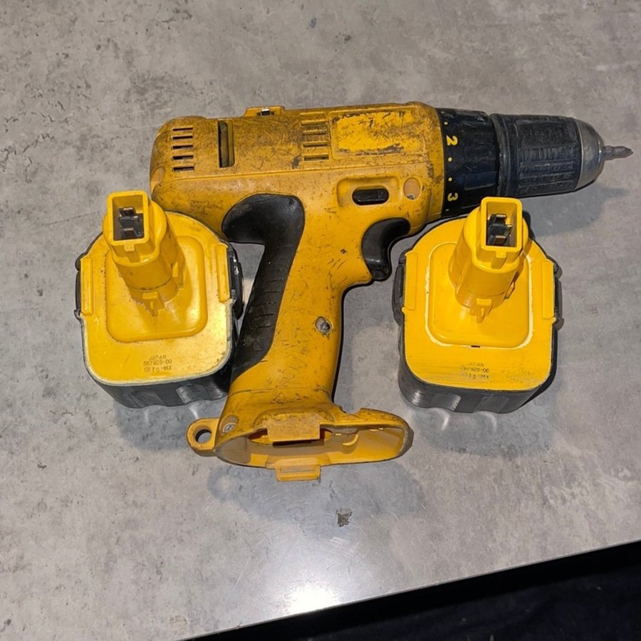 Dewalt skruvdragare+ 2 batterier 12V 30Ah NiMH DE9037