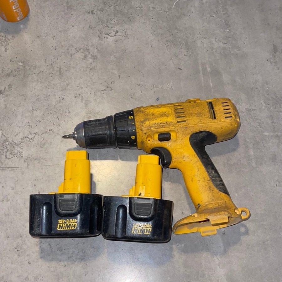 Dewalt skruvdragare+ 2 batterier 12V 30Ah NiMH DE9037