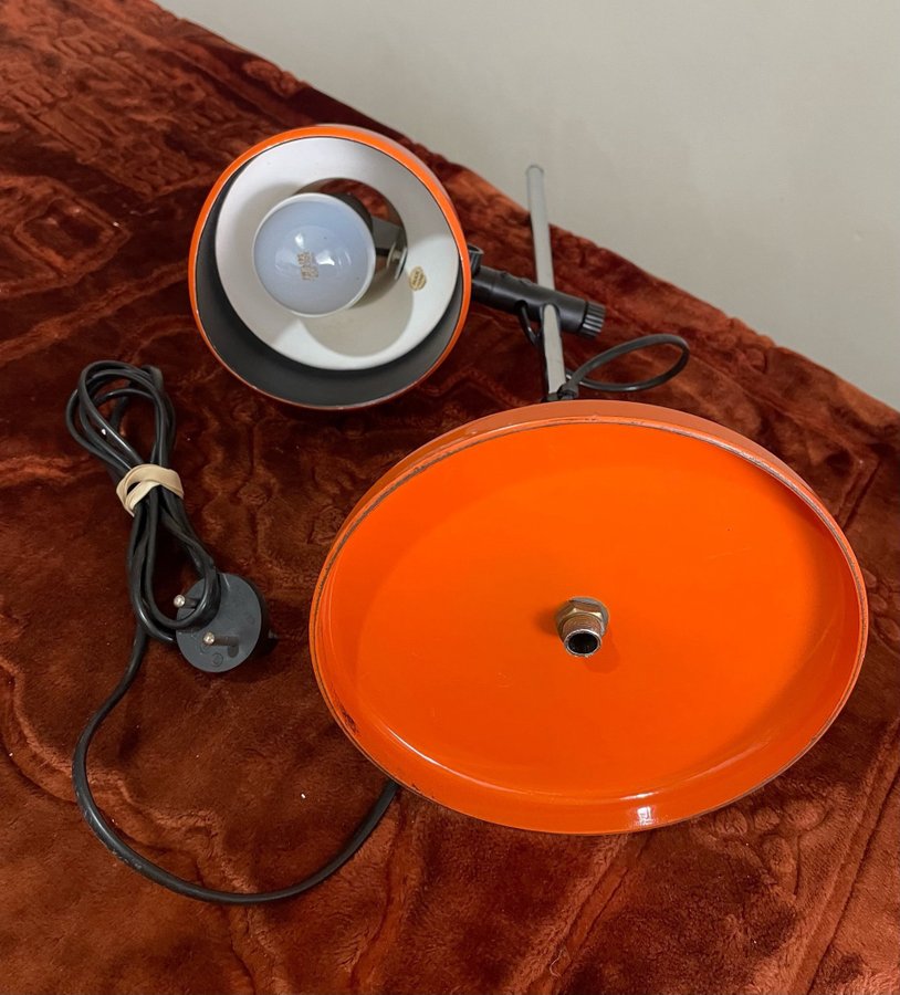 Vintage~ Metall~ Skrivbordslampa i orange 1970-tal