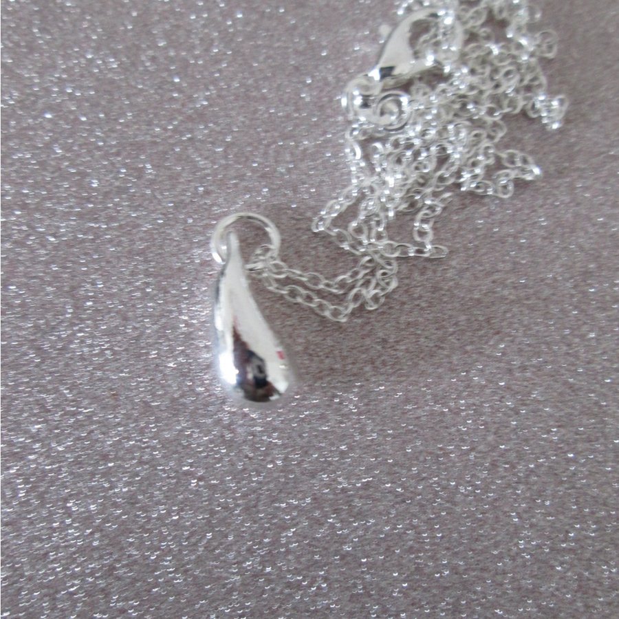 Halsband i form av en droppe i silver sterling 925