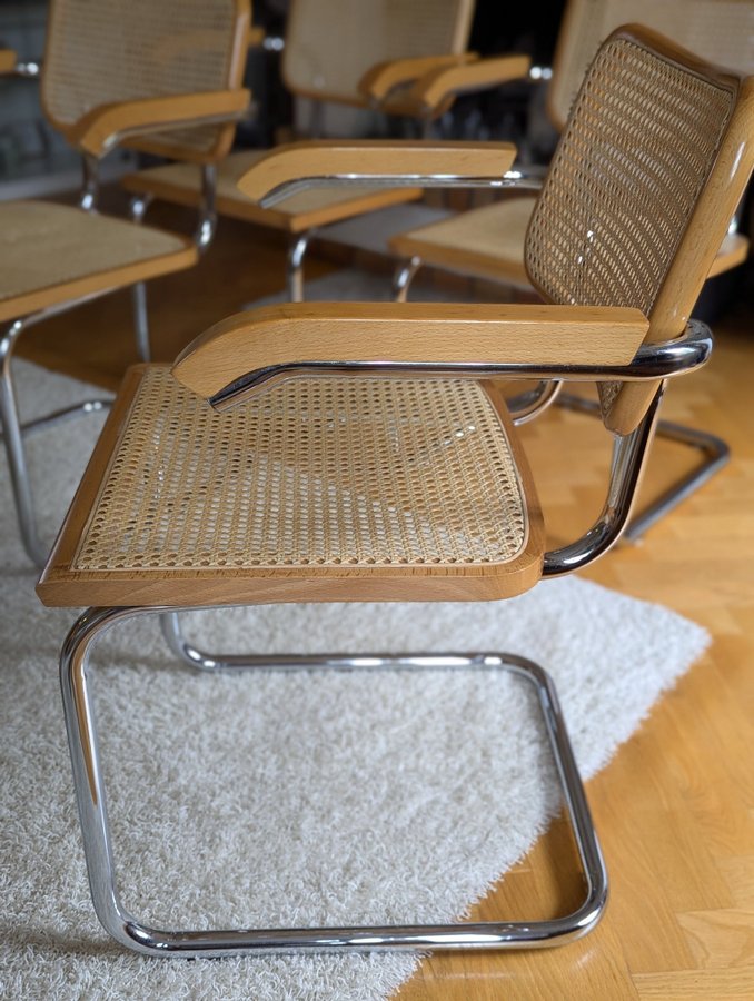 Fyra stolar i Bauhaus-stil - Karmstolar med flätad rottingsits
