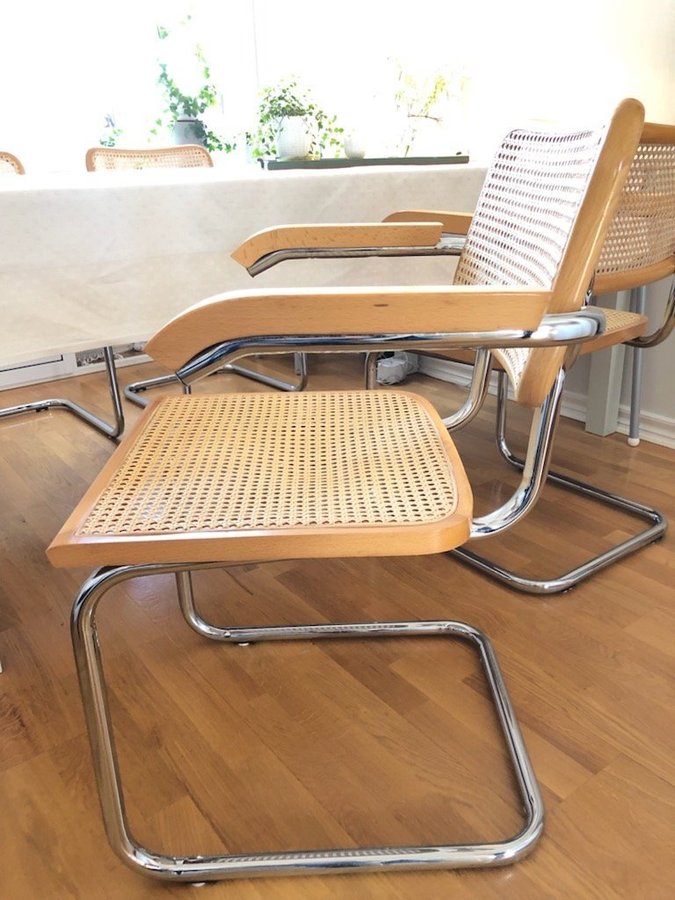 Fyra stolar i Bauhaus-stil - Karmstolar med flätad rottingsits