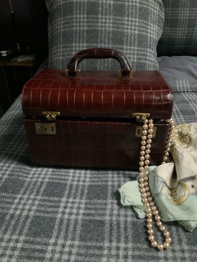 Vacker vintage beautybox/smyckeskrin i skinn unik 1960-tal mycket fint skick!